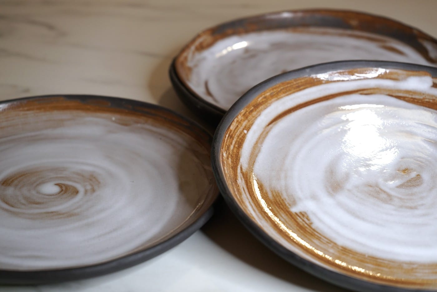 Lot de 11 assiettes en grès blanc liseré brun D24,5
